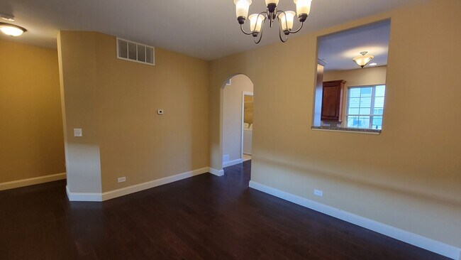 Building Photo - STUNNING LUXURY TOWNHOME 3 BEDROOM, 2 FULL...