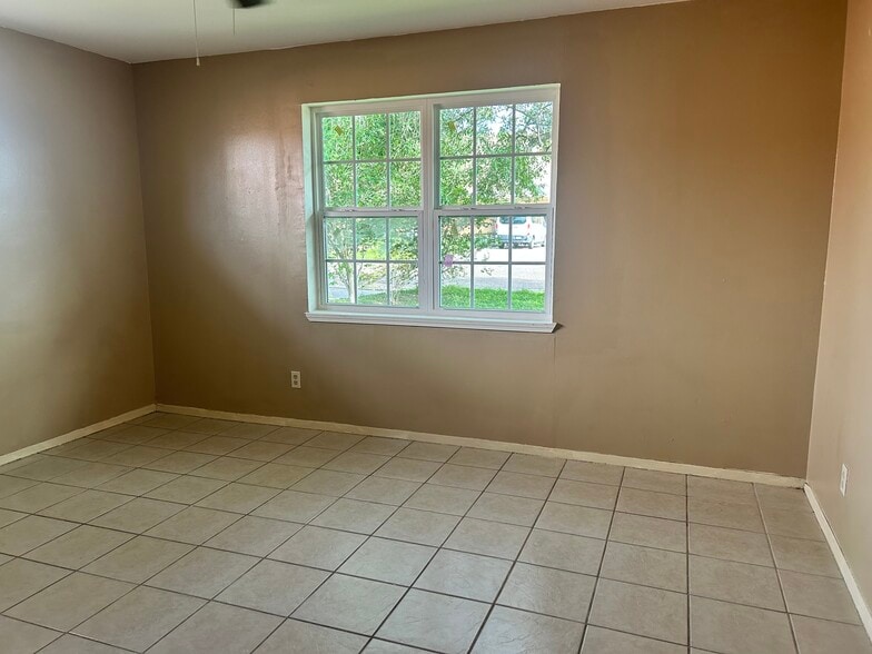 Spacious Master Bedroom - 601 E Williamson Ave