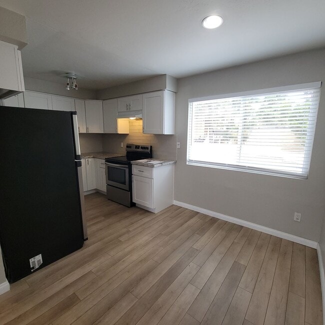 Building Photo - Live and Love this Coastal Condo in Del Ma...