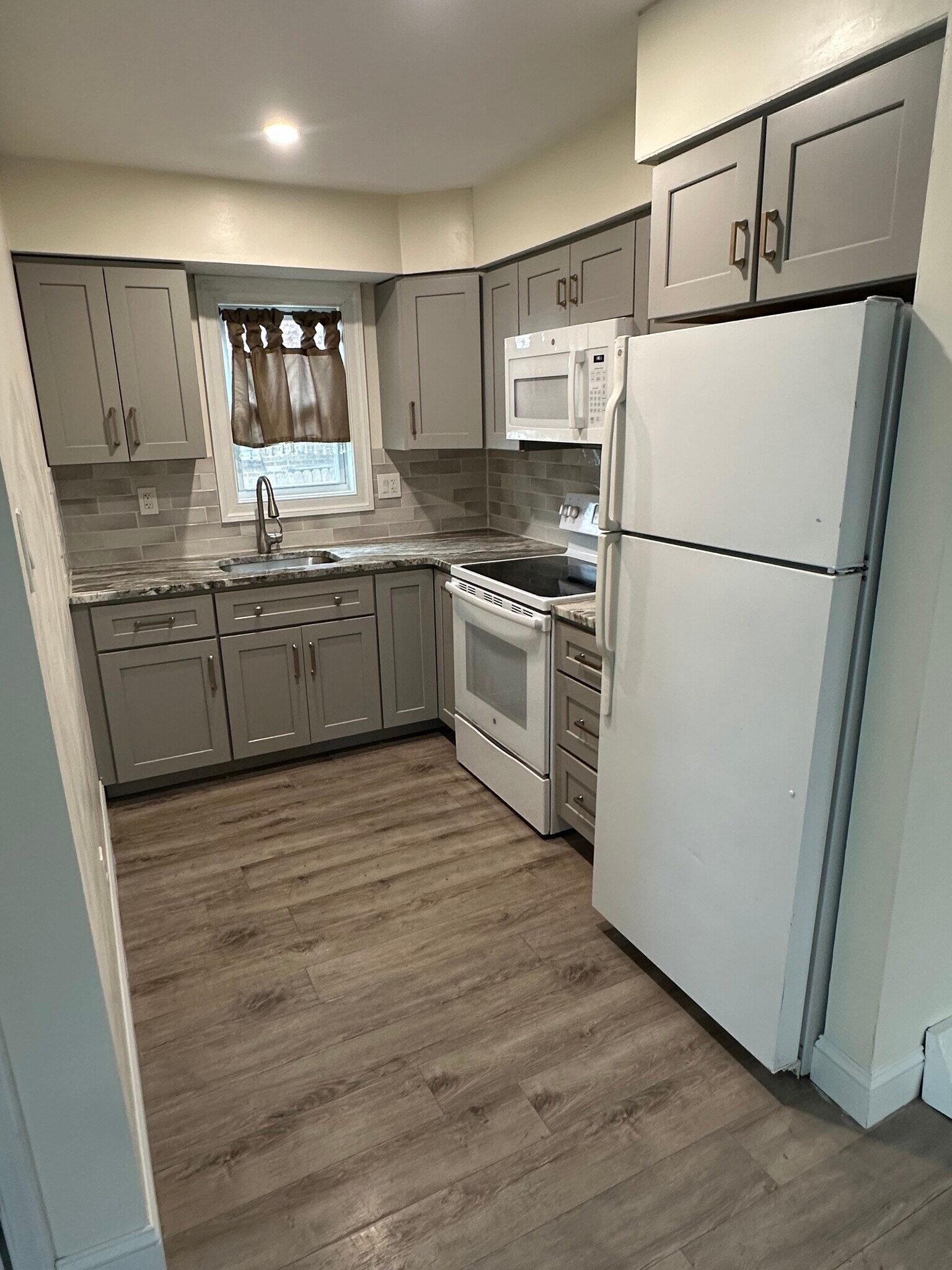 Building Photo - 1031 Lawnton Ter