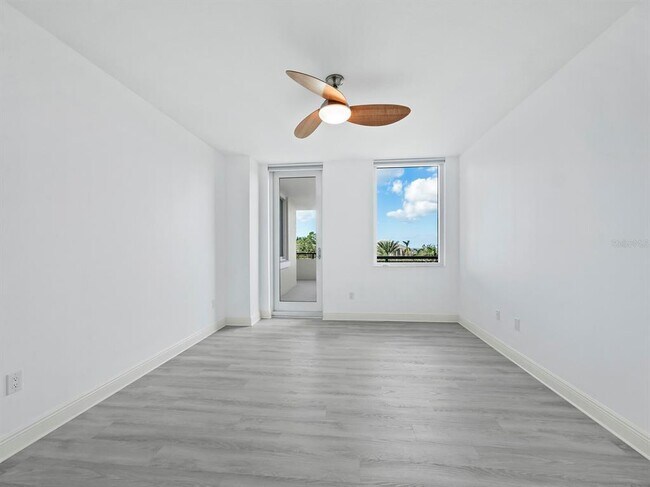 Building Photo - 800 N Tamiami Trl