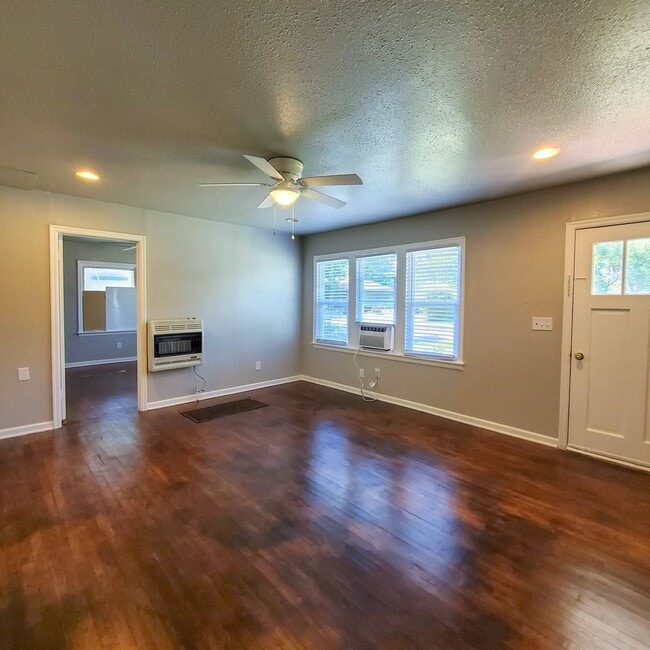 Building Photo - 2 Bedroom 1 bath Duplex