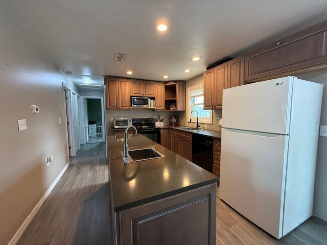 Building Photo - Spacious 4-bedroom, 2-bath pool home