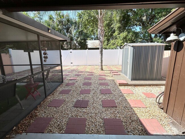 Building Photo - 2 Bedroom Villa with Screened in Patio!