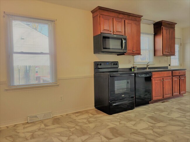 Building Photo - Well maintained large rancher on corner lo...