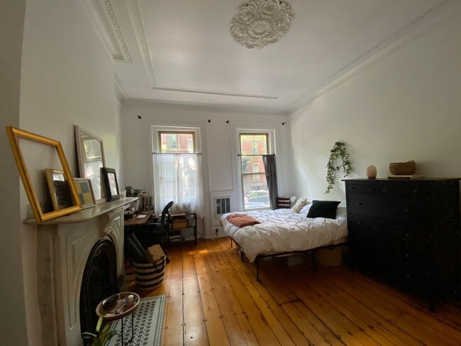 Building Photo - Charming 1 bed in Historic South End Brown...