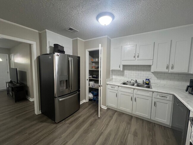 Building Photo - 3502 Willow Ln