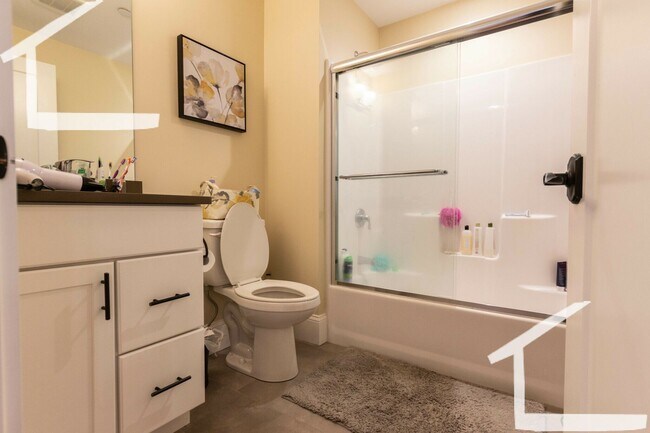 Building Photo - No Brokers Fee, Steps from Boston Lending, In-Unit Washer and Dryer, Central Heat/AC, Parking.