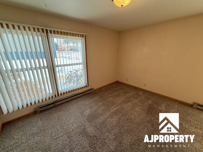 Building Photo - Canyon Ave