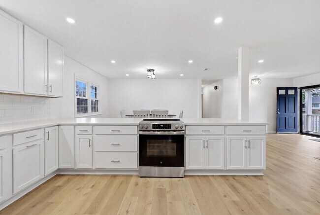 Building Photo - Stunning 4-Bedroom Waterfront Retreat with Modern Upgrades & Lake Living.