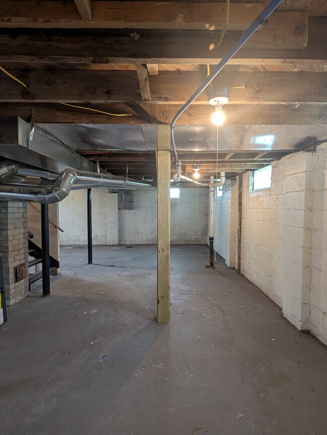 Building Photo - 18116 Bloom St