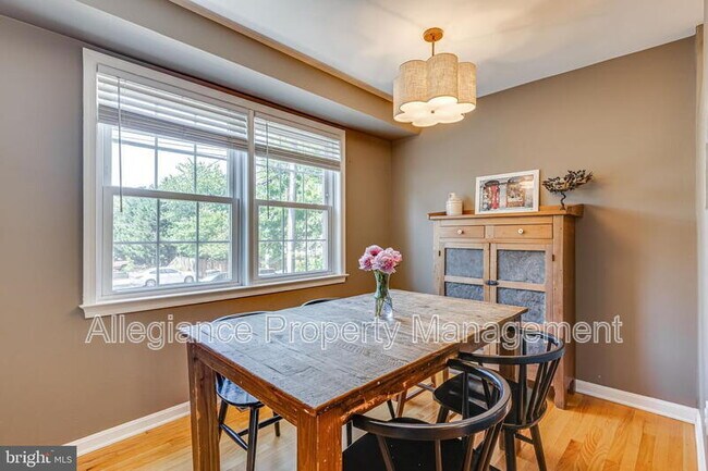 Building Photo - 912 Green St