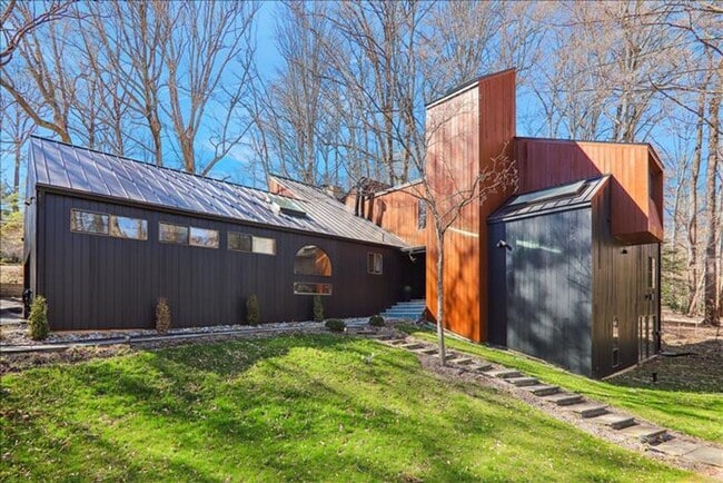Building Photo - Uniquely located, and beautifully appointe...