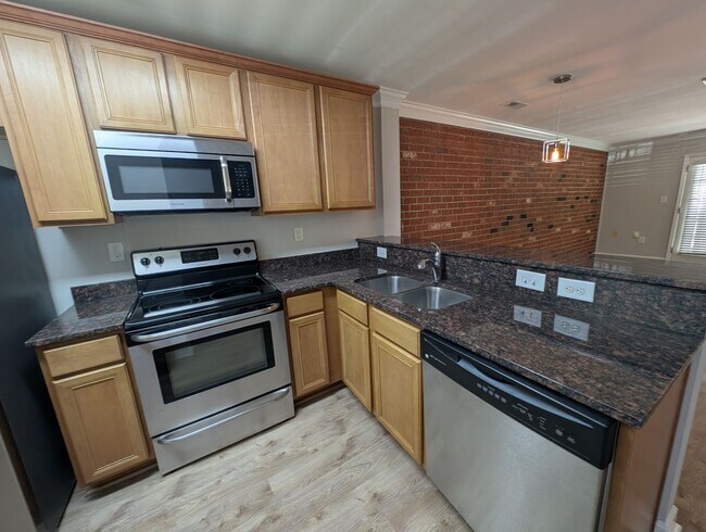 Building Photo - Cozy condo located in the Williamsburg on Commonwealth community minutes from Plaza Midwood!