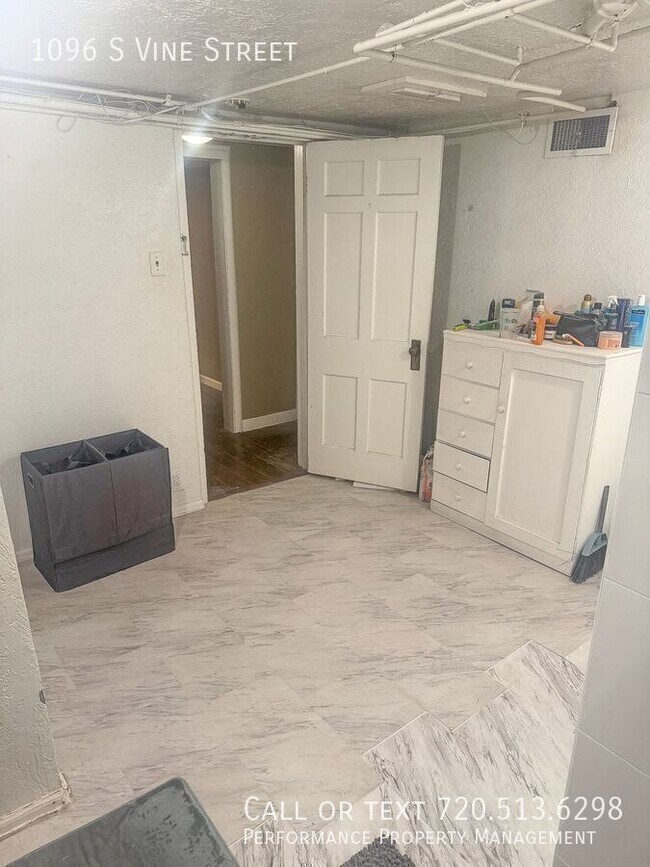 Building Photo - 1096 S Vine St