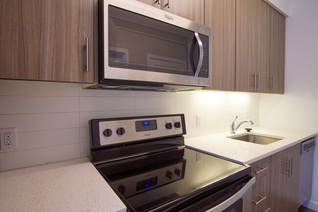 Building Photo - Heart of Sellwood: Fabulous Modern Studio Ready Mid-April!