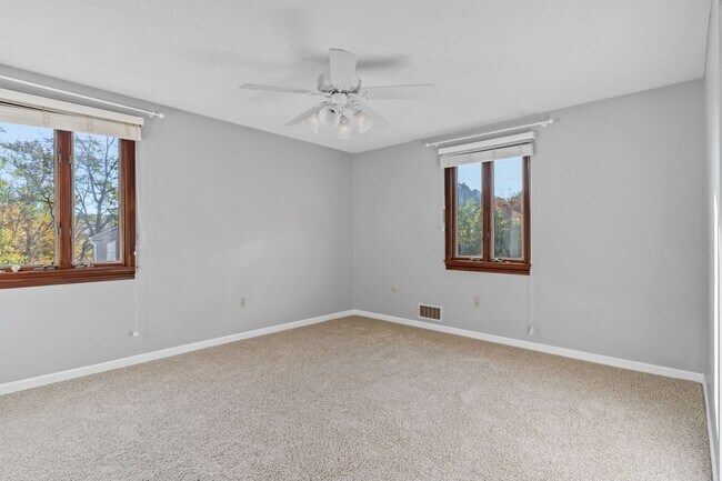 Building Photo - Spacious 4 Bed 2.5 Bath Home Located in North Hills School District - Available September 1st!