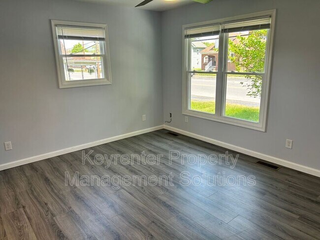 Building Photo - 421 N Charlotte Ave
