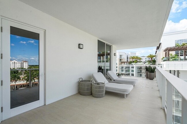 Building Photo - 210 SE Mizner Blvd