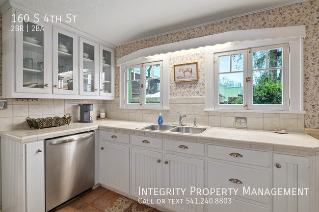 Building Photo - 160 S 4th St