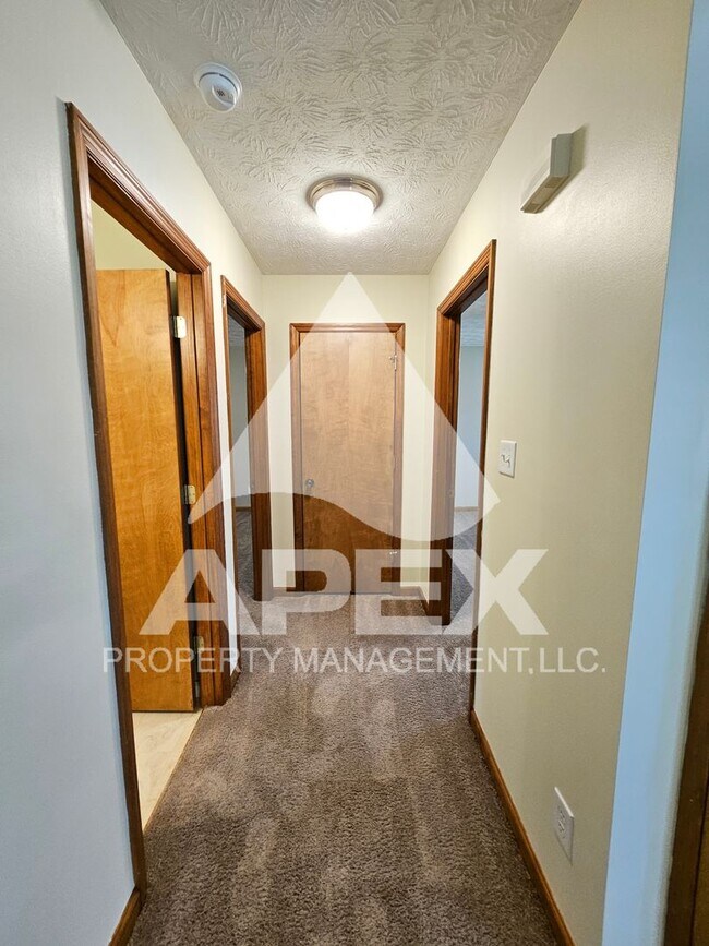 Building Photo - Beautiful 3 Bd/2 Ba Brick Single Family Home w/2-Car Garage in Powell!