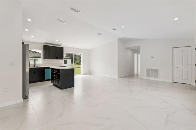 Building Photo - 2544 N Arrowhead Rd