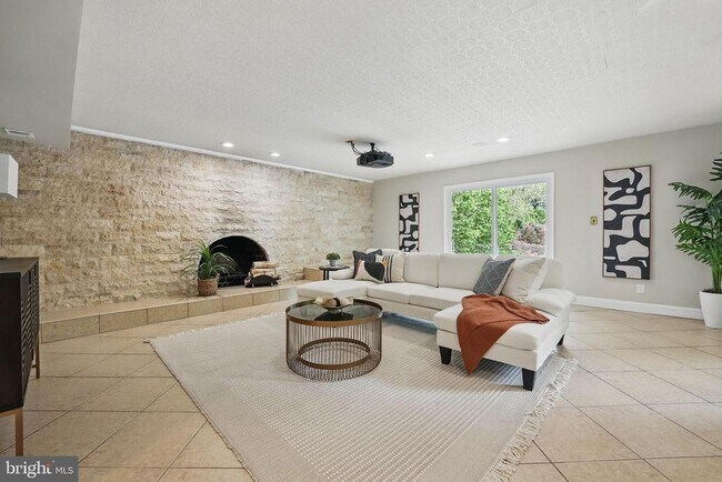 Building Photo - 8121 Briar Creek Dr