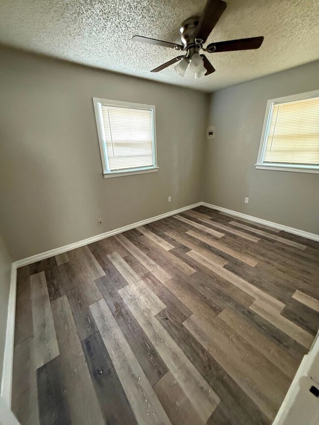 Building Photo - $0 First Month's Rent / $0 Deposit at Move-in