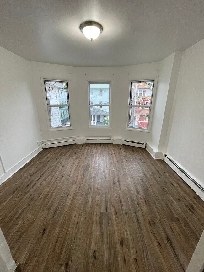 Building Photo - 260 Sheridan St