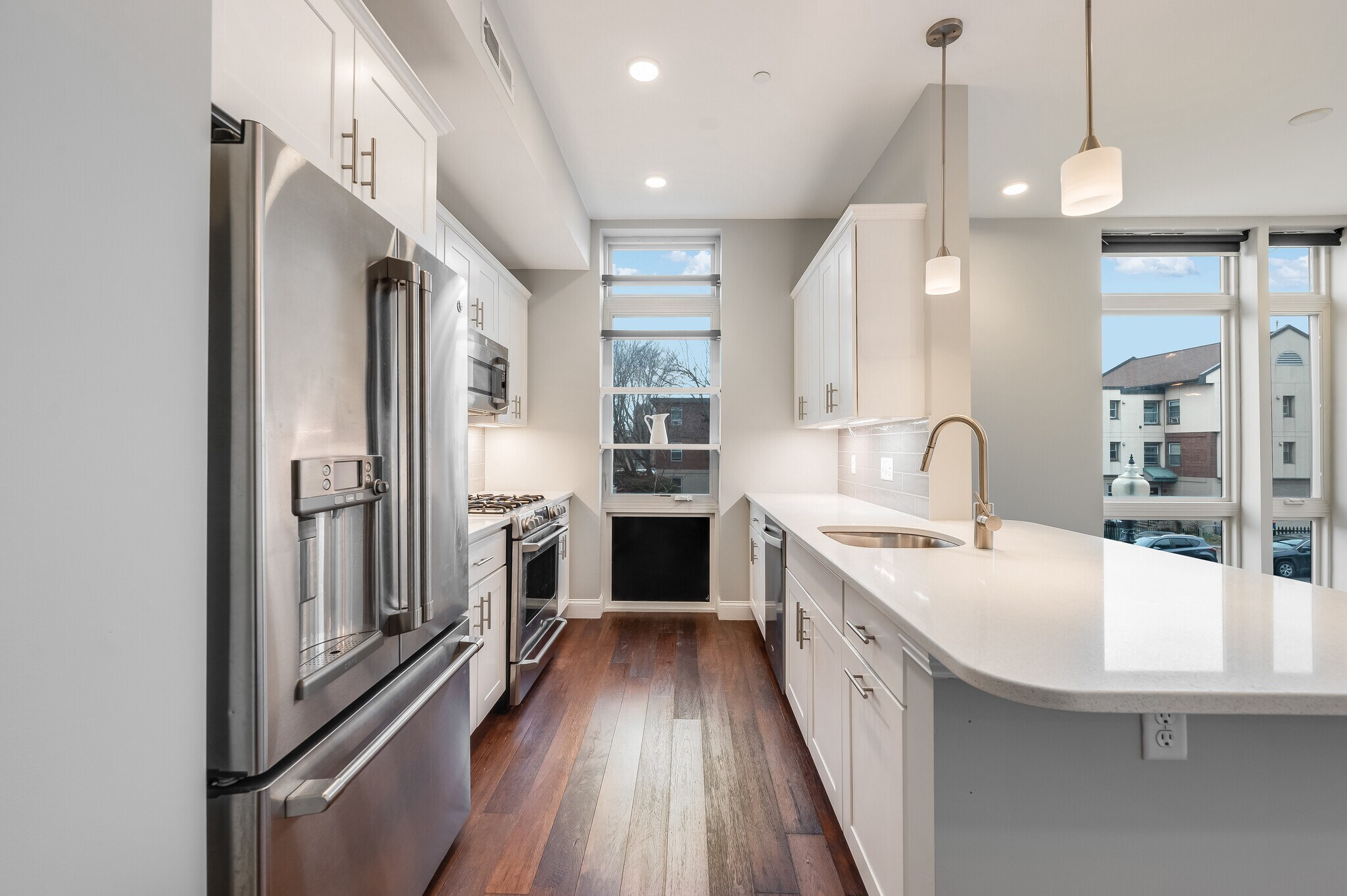 Building Photo - 170 W Broadway