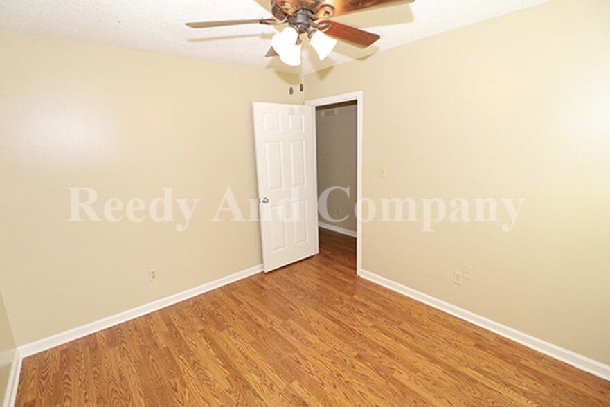 Building Photo - 5961 Kentwood Dr