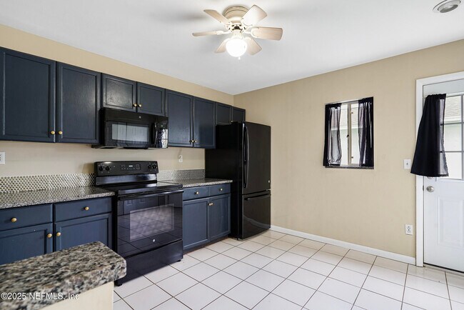 Building Photo - 17 Clinton Ct S