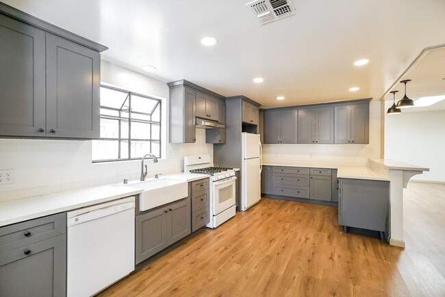 Building Photo - 6500 Lockhurst Dr