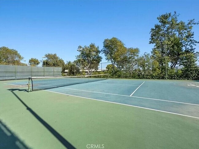 Building Photo - 1 Bedroom Condo within gated complex in Playa del Rey