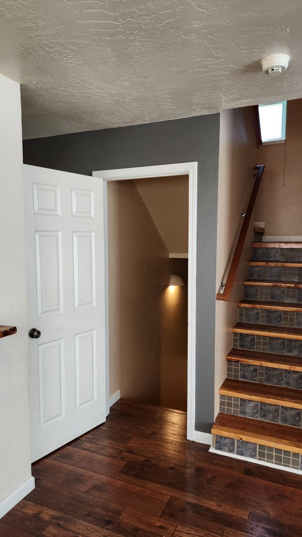 Building Photo - Beautiful House with Yard and Pets Considered