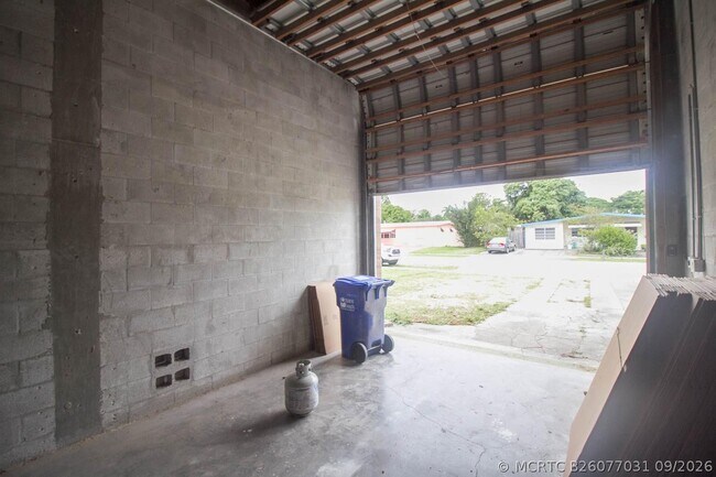 Building Photo - 1650 NE 44th St