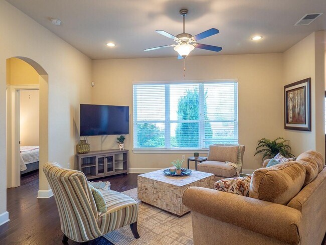 Building Photo - 5605 Roosevelt Ave