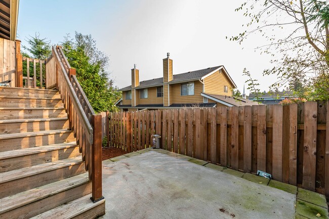 Building Photo - Conveniently Located 3 Bedroom Townhouse