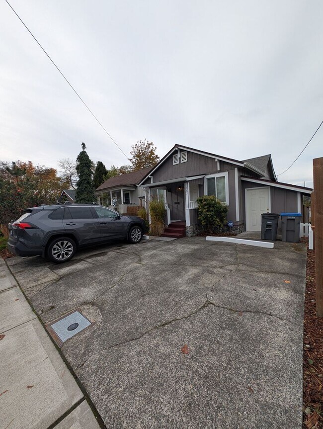 Building Photo - Easy Commute with Stunning Views!