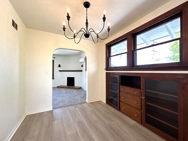 Building Photo - University Heights -Huge 1 Bedroom with Bonus Room/Bedroom and AC in Charming Vintage Building