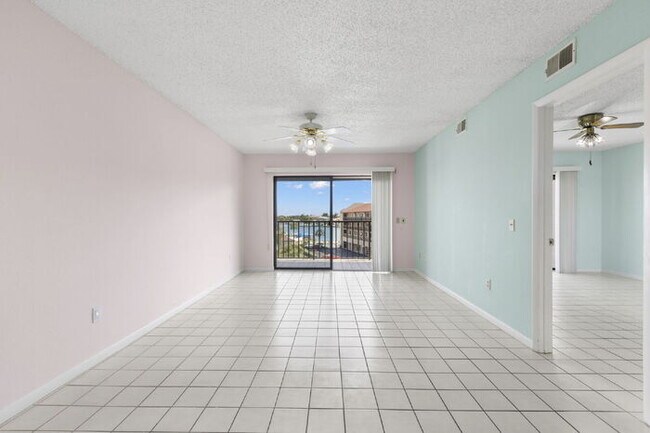 Building Photo - Condo For Rent on ST PETE BEACH!