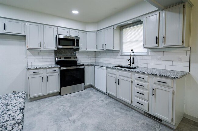 Building Photo - 3215 Woodsboro Dr