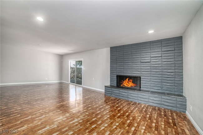 Building Photo - 2825 Kings Way
