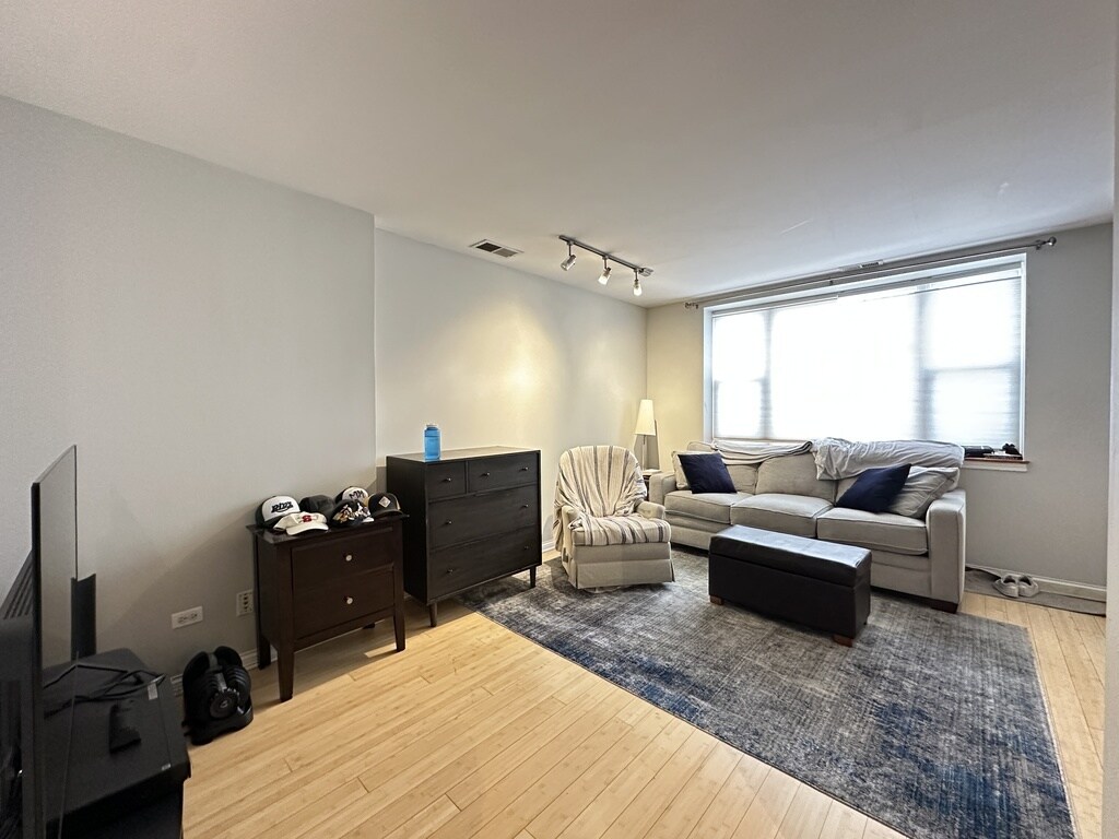 Building Photo - 1636 W Ohio St