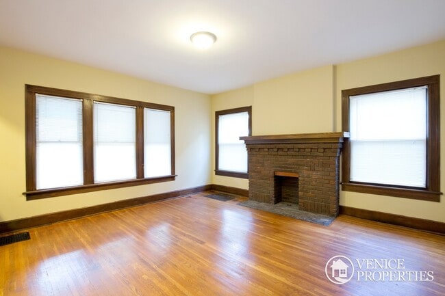Building Photo - 187 E Northwood Ave