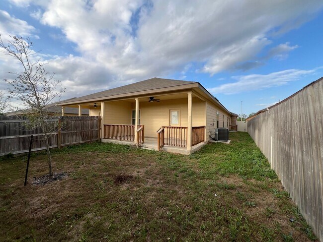 Building Photo - Luxury 3/2 duplex in NBTX