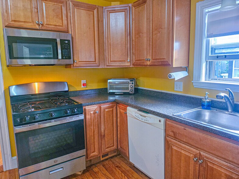 Building Photo - 8 Randall St