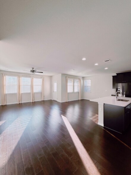 Building Photo - 7517 Saginaw Dr