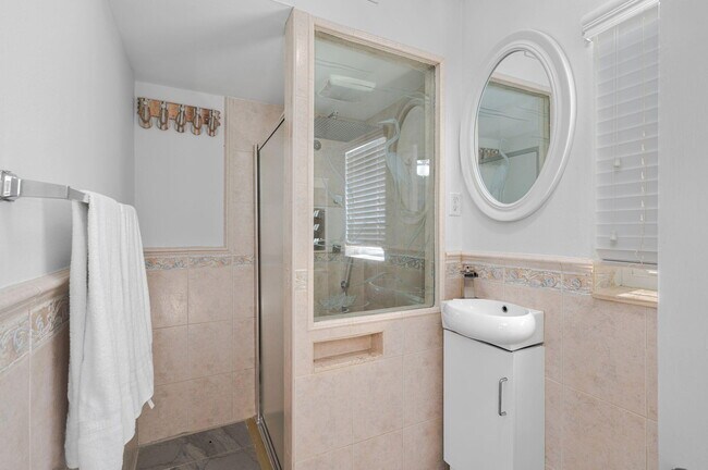 Building Photo - 121 Queen Eugenia Ct