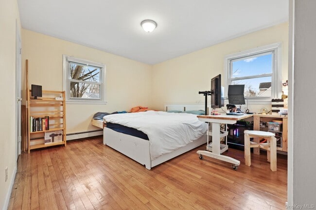 Building Photo - 2881 Meadowcrest Dr